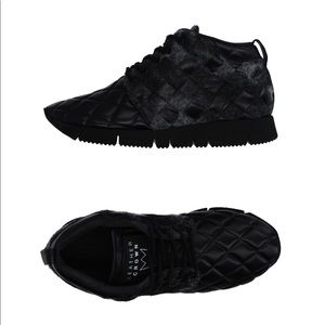 LEATHER CROWN black sneakers. Size: 7